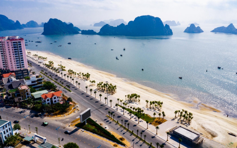 Bãi tắm Hòn Gai