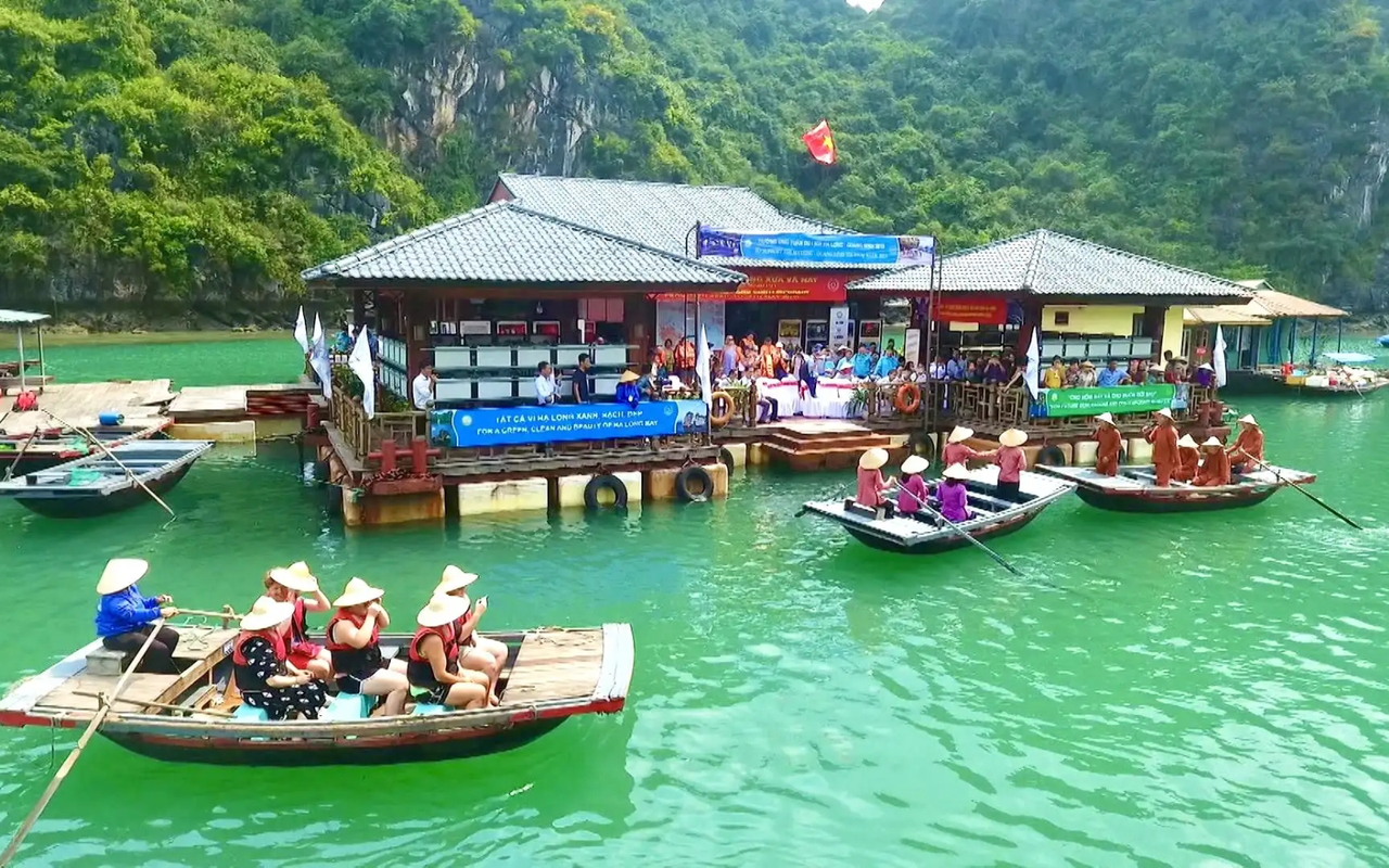 Du thuyền quanh vịnh